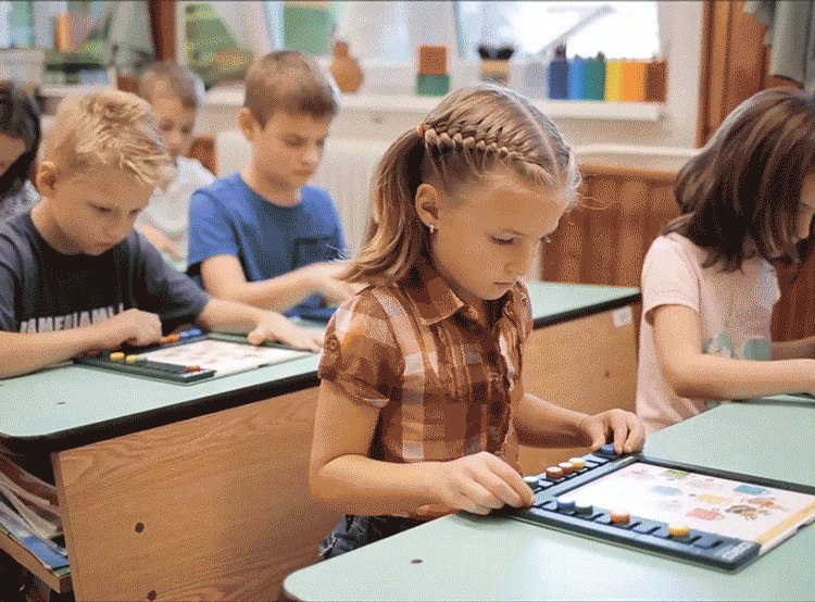 An animation showing how LOGICO works in 3 simple steps: Prepare the card, Solve the problem by moving the buttons, and Check the answer.