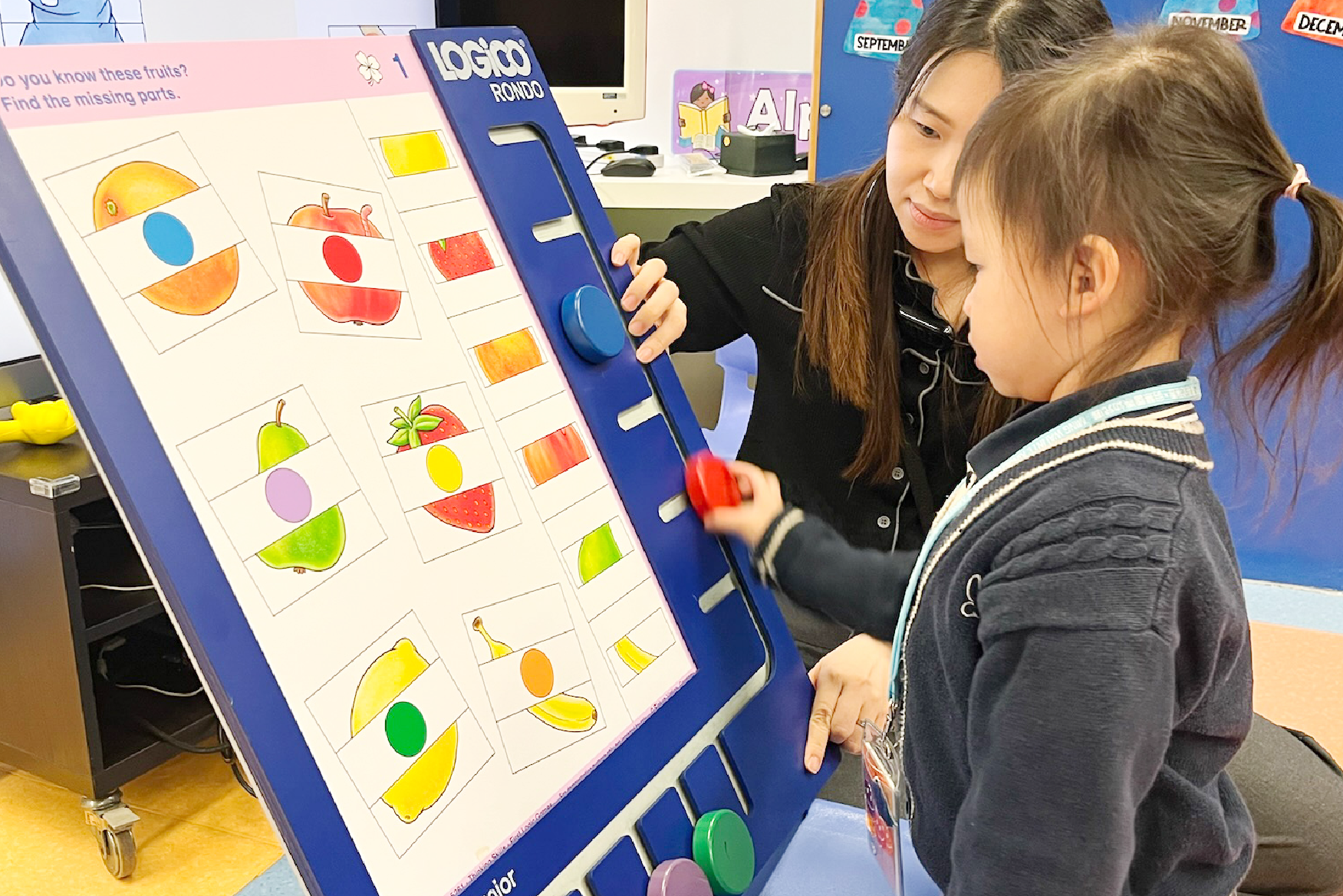 為學校提供的LOGICO邏輯思維培訓,老師正引導學生使用大型教具。