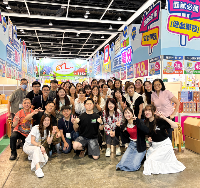 南亞圖書團隊與讀者在香港書展的開心大合照。