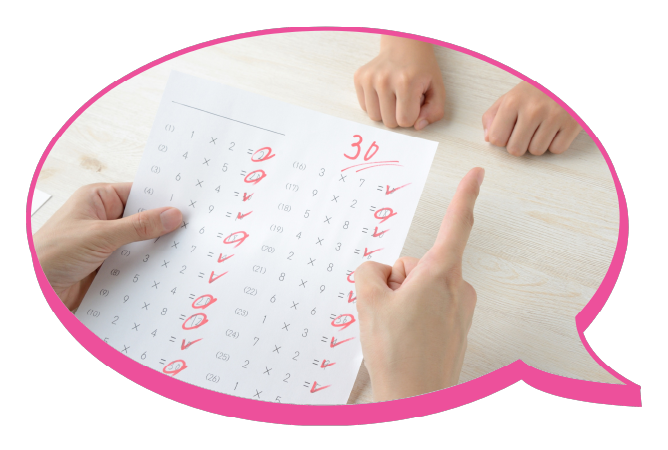 一雙手指向已完成並批改正確的練習，象徵著透過自我核對建立的學習自信。