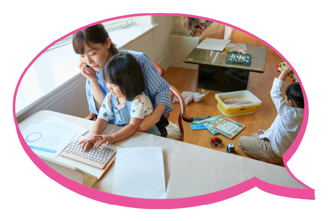 一位母親與孩子正使用智高FUN課程，展示了產品如何有效提升孩子的專注力。