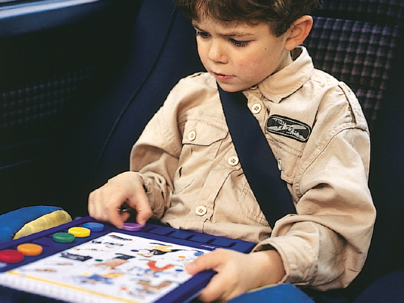 A boy learning with the portable LOGICO system in the car.