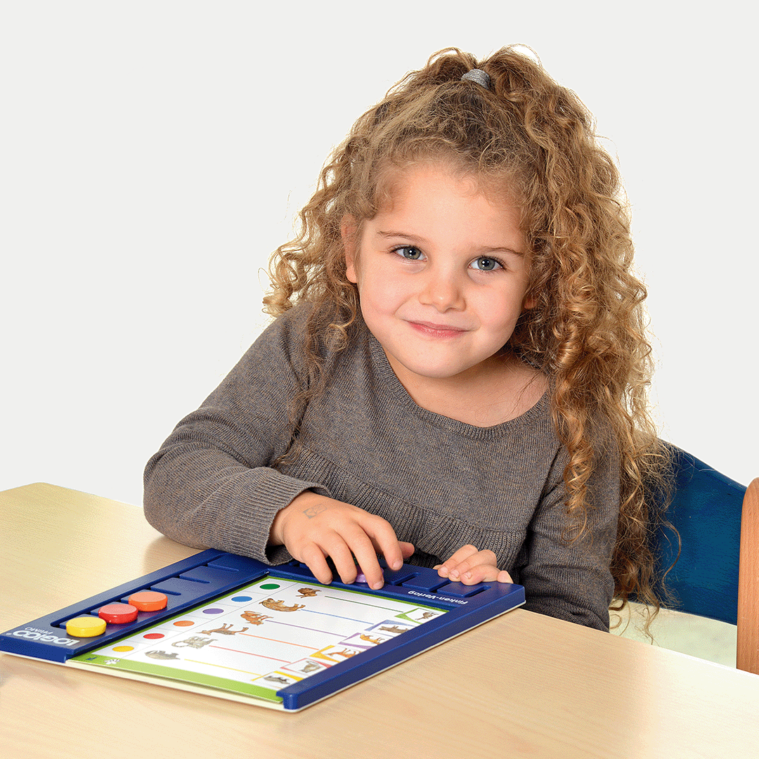 一位可愛的捲髮小女孩，正在桌前專心地玩著樂智高 (LOGICO) Rondo 學習遊戲。