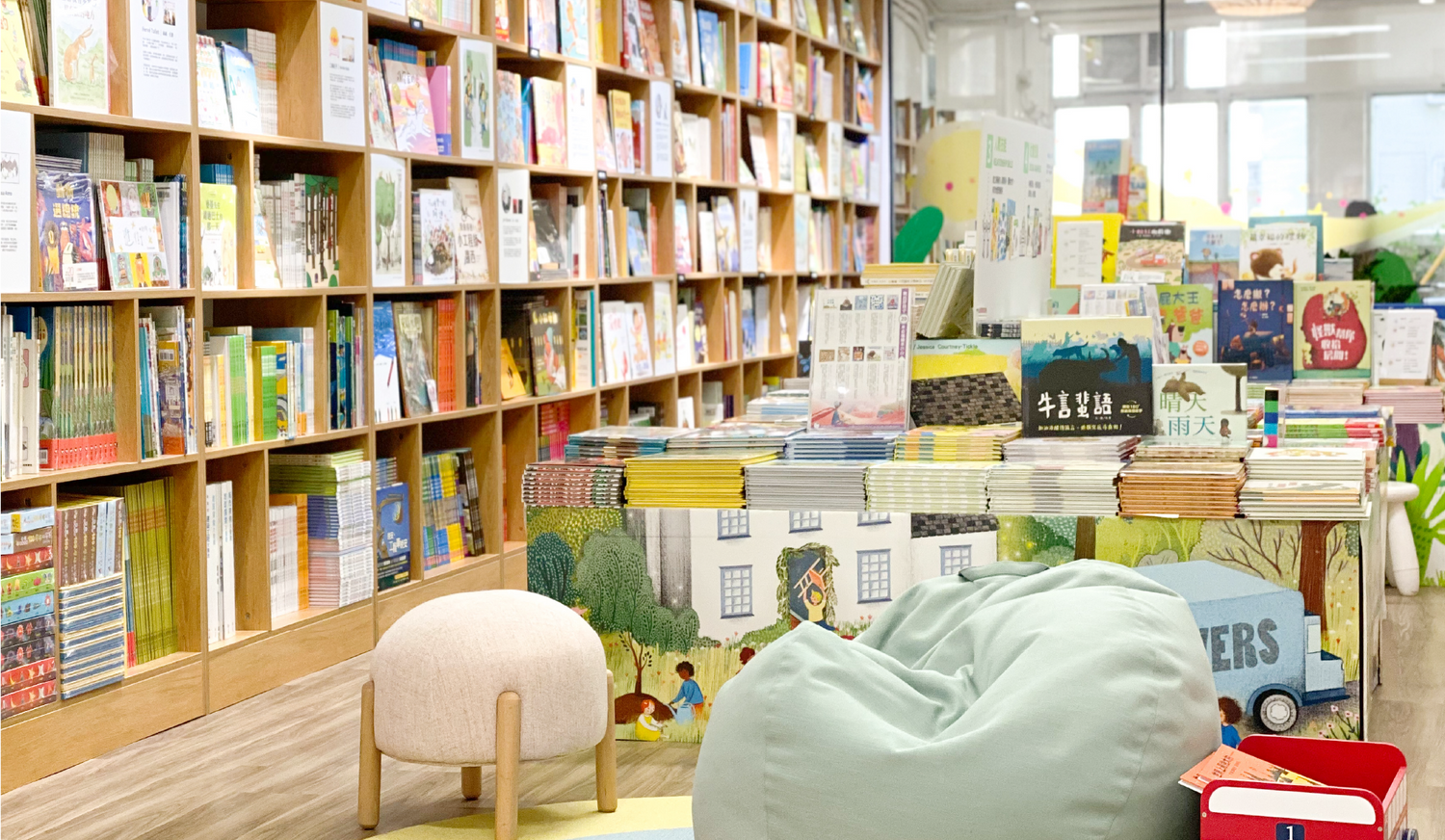 南亞圖書繪本館的實景，一個充滿書籍與舒適座位的溫暖閱讀空間。