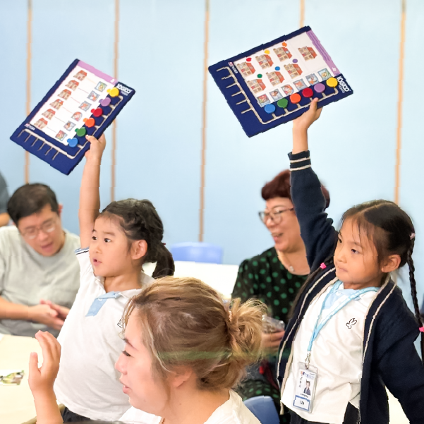 學生們在課堂上踴躍舉起LOGICO遊戲板，積極參與問答環節。