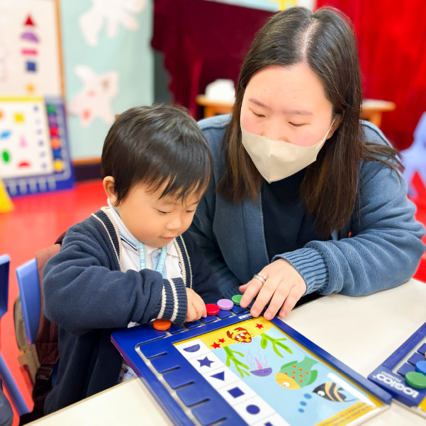 學生們在課堂上分組使用LOGICO教具，進行邏輯思維訓練。