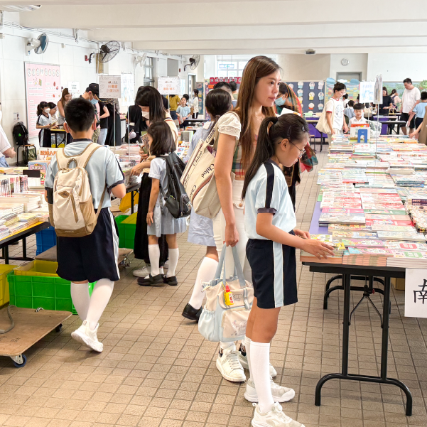 到校書展現場，學生們正排隊等候，氣氛熱烈。