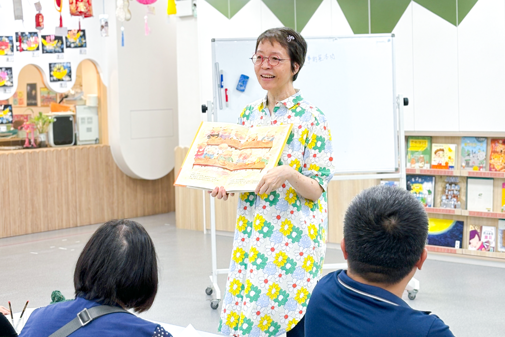 為家長及教師舉辦的專業發展工作坊，講師正在分享繪本教學技巧。